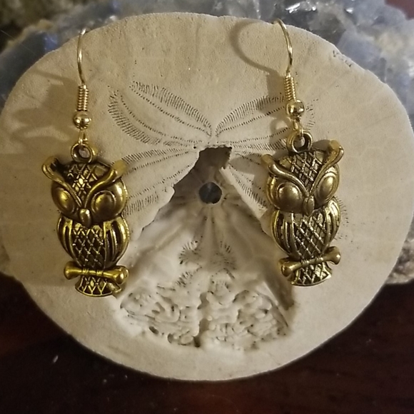 Gold tone owl earrings - Picture 1 of 3
